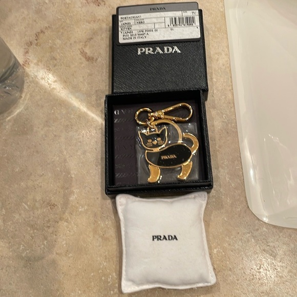 Stunning NIB “Prada” Cat Key Chain - Picture 6 of 6